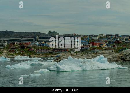 Vista di Ilulissat, nota anche come Jakobshavn, dalla baia di Disko sulla costa occidentale della Groenlandia. Foto Stock