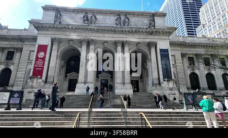 NEW YORK, NY, USA - 15 APR 2026: L'ingresso del ramo principale della New York Public Library con visitatori sulle scale di pietra. Foto Stock