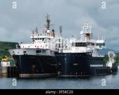 Northern Lighthouse Board ormeggia NLV Pharos e NLV Pole Star affiancate nel loro porto di casa a Oban, in Scozia. Foto Stock