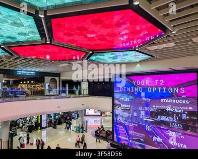 Manchester, Regno Unito, 13 gen., 2026. Vista interna moderna del nuovo salone di partenza del Terminal 2 dell'Aeroporto di Manchester. Foto Stock