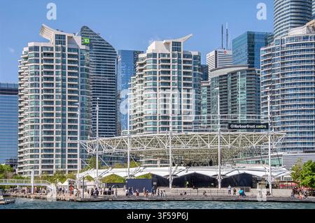TORONTO, ONTARIO, CANADA - 30 MAGGIO 2026: Palcoscenico del Harbourfront Centre e anfiteatro all'aperto con grattacieli moderni del centro di Toronto, Canada Foto Stock