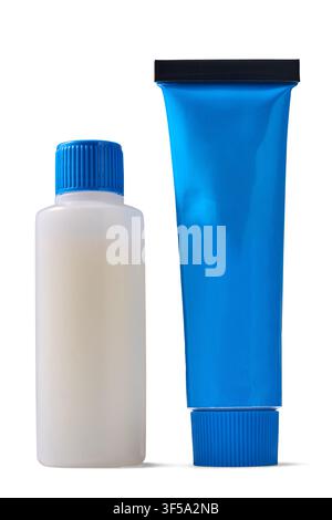 tubo cosmetico blu e bottiglia di plastica bianca isolati su sfondo bianco, contenitori vuoti senza marchio per imballaggio di lozione o crema, vista ravvicinata Foto Stock