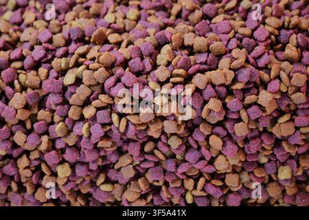 Cibo per animali di vari colori impilato in un mucchio Foto Stock
