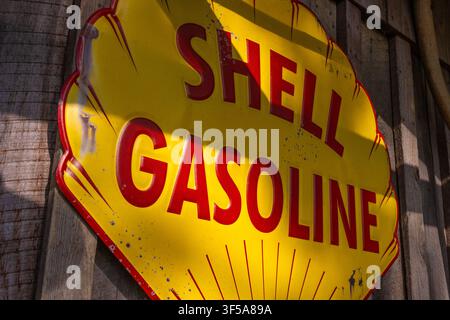 Insegna metallica vintage Shell Gasoline da Miss Kitty's Place, un negozio di antiquariato a Blairsville, Georgia. (USA) Foto Stock