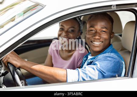 Bella coppia afro americana in posa nella loro nuova auto Foto Stock
