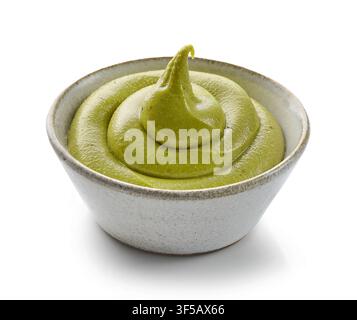 Ciotola di crema cremosa alle pistacchi isolata su sfondo bianco, primo piano di pasta liscia alle pistacchi in una piccola ciotola, vista laterale isolata su bianco. Foto Stock