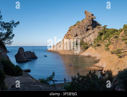 Spiaggia isolata alla Calanque de Figuerolles, con vista sul Mar Mediterraneo a La Ciotat, Francia. Fotografata al mattino presto. Foto Stock