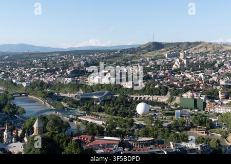 Vista panoramica di Tbilisi dalla fortezza di Narikala, Paesaggio urbano di Tbilisi Foto Stock