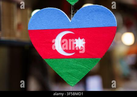 Bandiera nazionale dell'Azerbaigian a forma di cuore con illuminazione sfocata dello sfondo. Amore e orgoglio patriottico, guida turistica del paese, celebrazione della festa dell'indipendenza Foto Stock