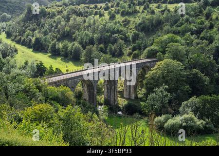 Una vista ravvicinata elevata mette in risalto gli imponenti archi di pietra del viadotto di Headstone lungo il sentiero Monsal Trail nel Peak District, Inghilterra Foto Stock