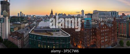 Ampio panorama dell'alba sull'architettura storica e moderna della città di Manchester Foto Stock