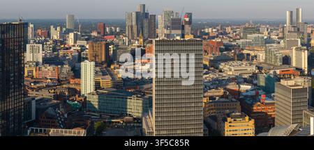 Vista aerea panoramica su One Angel Square, la CIS Tower e lo skyline di Manchester Foto Stock