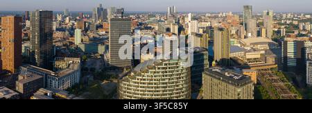 Vista aerea panoramica su One Angel Square, la CIS Tower e lo skyline di Manchester Foto Stock