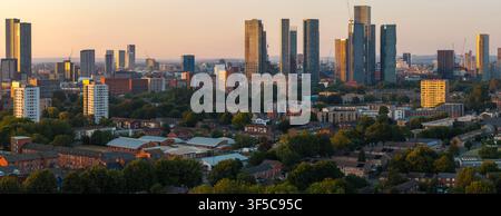 Immagine aerea teleobiettivo panoramica su Hulme fino a Deansgate, skyline di Manchester Foto Stock