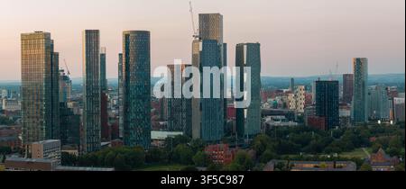 Immagine aerea grandangolare in teleobiettivo dei Deansgate Towers che brillano nel cielo al crepuscolo a Manchester, UK. Foto Stock