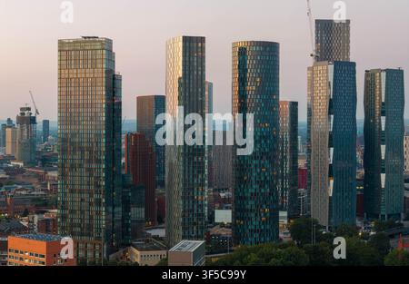 Immagine aerea grandangolare in teleobiettivo dei Deansgate Towers che brillano nel cielo al crepuscolo a Manchester, UK. Foto Stock