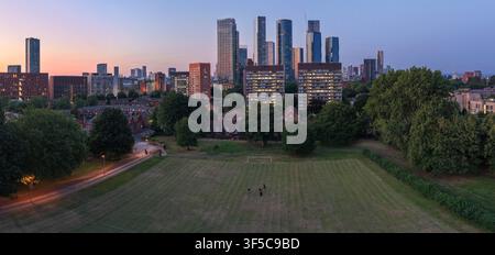Barrack Park al crepuscolo: Immagine aerea panoramica verso lo skyline di Manchester City Foto Stock