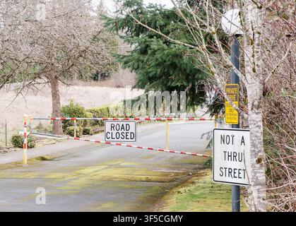 Un cancello barriera per strada chiusa con cartelli che recitano "Strada chiusa" e "Non è una strada di passaggio" - Marzo, 09 2026, Milton WA, USA Foto Stock