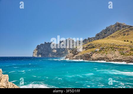 Caletta di Cala Figuera sul cap de Formentor, Maiorca, con scogliere drammatiche e acqua turchese incontaminata Foto Stock