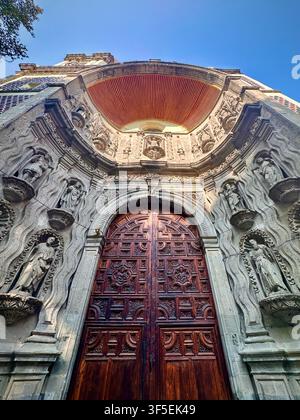 Primo piano dell'ingresso della cattedrale barocca (Città del Messico, Messico) Foto Stock