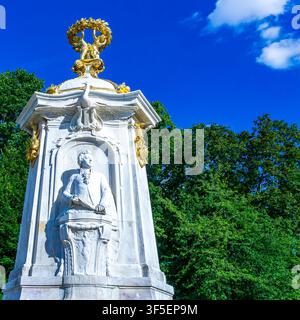 Vista ad angolazione bassa della scultura di Wolfgang Amadeus Mozart sul monumento storico Beethoven-Haydn-Mozart (Komponistendenkmal), Berlino, Germania Foto Stock