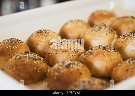 Panini con impasto naturale di grano con cospargoli Foto Stock