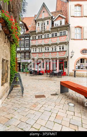 Facciata in legno decorativa con ornamenti colorati e finestre tradizionali nel centro storico di Quedlinburg. Foto Stock