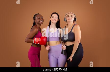 Sport per ogni corpo. Ritratto di amici femminili multietnici in Sportswear Foto Stock