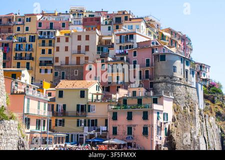 Itinerario turistico. Luminose case multicolori sulla scogliera. Manarola, villaggio italiano Liguria mare. Cinque Terre. Italia, Manarola - 15 luglio 2025. Foto Stock