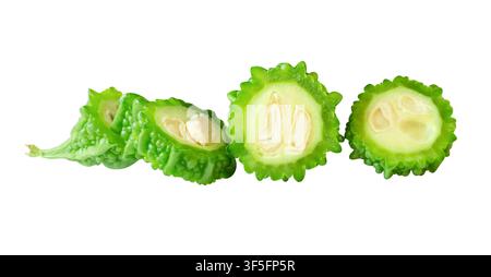 La vista laterale del gourd amaro verde o del melone amaro nelle fette a forma circolare in pila piccola è isolata su sfondo bianco con percorso di ritaglio. Foto Stock