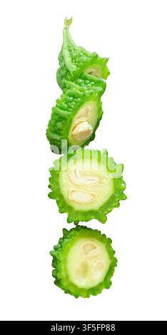 La vista laterale del gourd amaro verde o del melone amaro nelle fette a forma circolare in pila piccola è isolata su sfondo bianco con percorso di ritaglio. Foto Stock