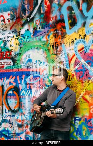 Chitarrista che si esibisce al muro di John Lennon a Praga Foto Stock