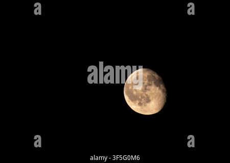 Luna gibbosa calante del 1 agosto 2026, vista dalla provincia di Pisa, Italia Foto Stock