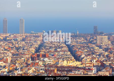 Il quartiere a griglia di Barcellona si estende verso il mare dai Bunkers del Carmel. Il paesaggio urbano esteso presenta blocchi ottagonali densi Foto Stock