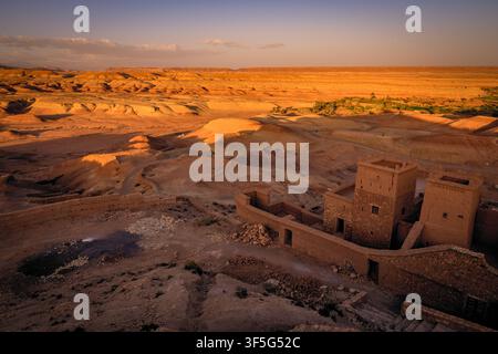 Vista mozzafiato del deserto intorno alla famosa Aït Benhaddou, sito del patrimonio mondiale UNESCO e antico villaggio berbero nelle montagne dell'Atlante in Marocco Foto Stock