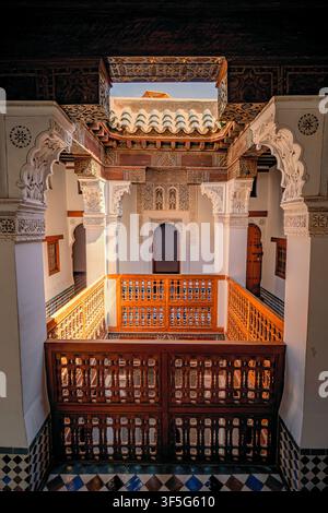 Bella vista dell'interno ornato della Madrasa Ben Youssef, un college islamico storico situato nel quartiere della Medina di Marrakesh, Marocco Foto Stock
