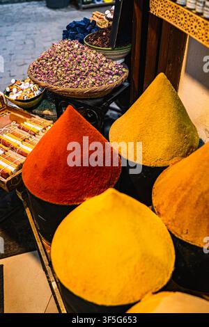 Bella vista di coni di spezie esotiche e mucchi di erbe locali a uno stand di mercato esteticamente decorato nel souk di Marrakesh, Marocco Foto Stock