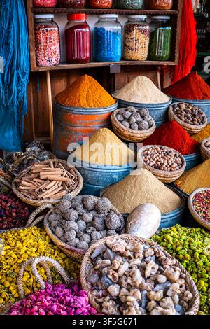 Bella vista di coni di spezie esotiche e mucchi di erbe locali a uno stand di mercato esteticamente decorato nel souk di Marrakesh, Marocco Foto Stock