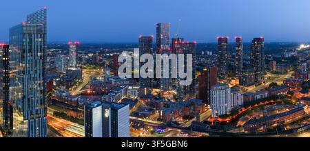Vista aerea panoramica ultra ampia del Beetham Tower, Deansgate Square e dello skyline di Castlefield al crepuscolo Foto Stock