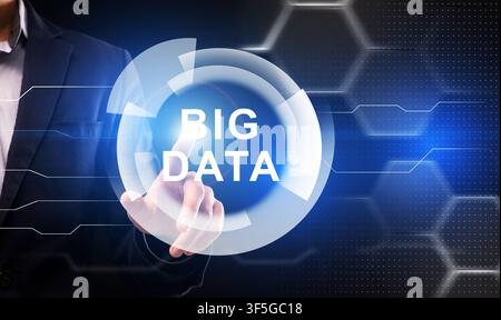 Uomo d'affari che preme il tasto digitale con la scritta Big Data, Creative Collage Foto Stock