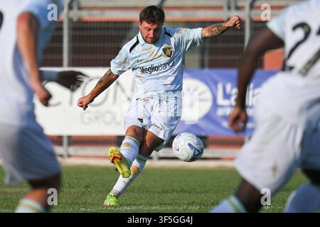 Frosinone, Lazio. 01 agosto, 2026. Giacomo Calo del Frosinone durante la partita amichevole tra Frosinone e Benevento allo stadio Manlio Scopigno di Rieti, Italia, il 1 agosto 2026. Credit: massimo insabato/Alamy Live News Foto Stock