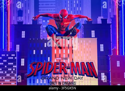 Foto di una vetrina promozionale di Spider-Man Brand New Day con Spider-Man in posa accovacciata su uno sfondo di paesaggio urbano. Foto Stock