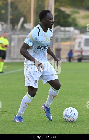 Frosinone, Lazio. 01 agosto, 2026. Seydou Fini del Frosinone durante la partita amichevole tra Frosinone e Benevento allo stadio Manlio Scopigno a Rieti, Italia, il 1 agosto 2026. AllShotLive Credito: Sipa USA/Alamy Live News Foto Stock