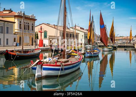 Un vivace primo piano della sezione galleggiante del Museo Marittimo a Cesenatico, Emilia-Romagna, Italia. La foto mette in risalto tradizionali storici Foto Stock