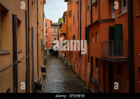 Finestra in via Piella con vista sui canali di Bologna Foto Stock