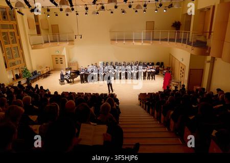 Un coro si esibisce davanti a un pubblico seduto durante un concerto commemorativo nella Wathen Hall della St Paul's School a Londra, in Inghilterra, il 1 aprile 2017. Foto Stock