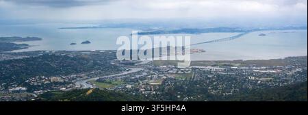 Dal Monte Tamalpais, la scena mostra l'area della baia con acqua, ponti e città. Le nuvole coprono il cielo e il fiume sinuoso scorre attraverso la terra Foto Stock