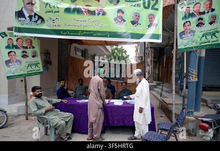 KARACHI, PAKISTAN - 02-Aug-2026: I membri dei partiti politici si sono riuniti nel loro campo ad Akhtar Colony, Karachi, mentre la seconda fase delle elezioni generali per l'Assemblea legislativa di Azad Jammu e Kashmir (AJK) è iniziata domenica 2 agosto 2026. Questa fase vede il voto in nove circoscrizioni della divisione di Muzaffarabad e in tutte le 12 circoscrizioni di rifugiati. Le elezioni sono cruciali poiché determinano la rappresentanza politica nella regione AJK, influenzando la governance locale e gli affari dei rifugiati. La partecipazione dei principali partiti, inclusa la Pakistan Muslim League (N), sottolinea l'importanza Foto Stock