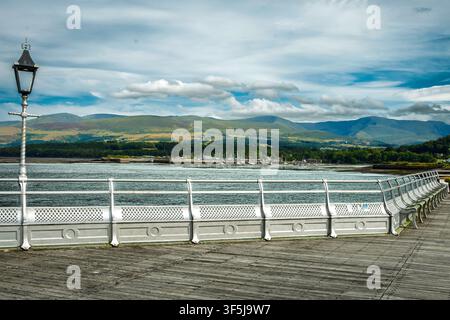 Il Garth Pier è una struttura classificata di Grado II nell'area di Garth di Bangor, nel Gwynedd. Galles. Lungo 1.500 piedi, è il secondo pier più lungo. Foto Stock