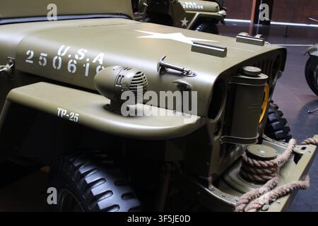 Vista frontale, primo piano, dettagli della Jeep Willys MB 1944 al Jakarta Automotive Museum - Agosto 2026 Foto Stock